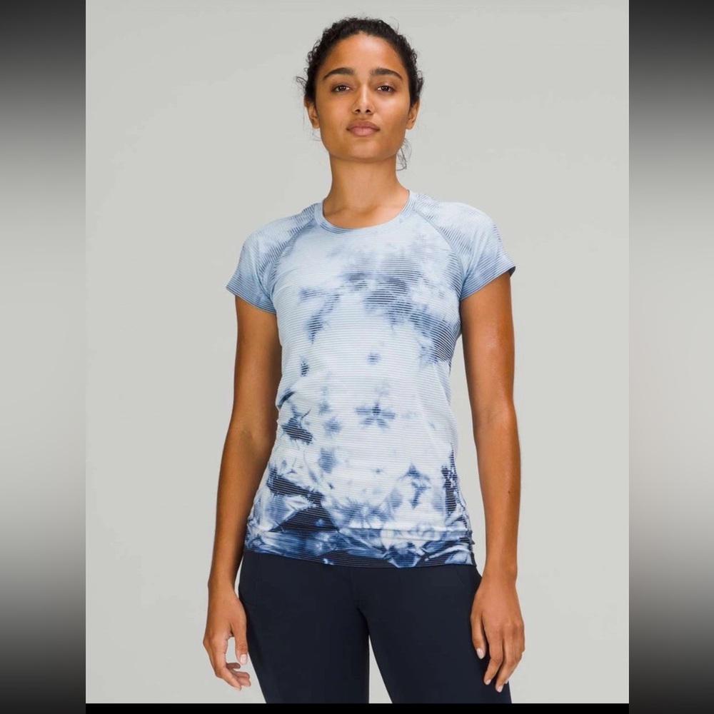Lululemon Swiftly Tech Short Sleeve 2.0 - Shibori Stripe True Navy - Size 6